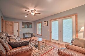 Mountain-view Cabin w/ Hot Tub, Near Lake Chatuge!