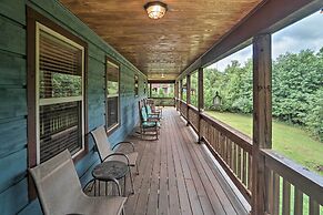 Mountain-view Cabin w/ Hot Tub, Near Lake Chatuge!
