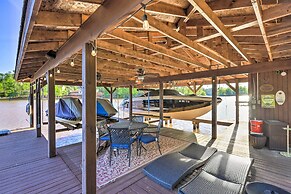 Chic Lake Sinclair Retreat With Dock & Hot Tub!