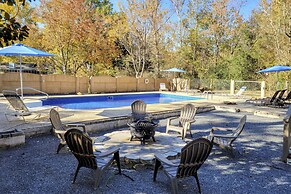 Lakefront Macon Home w/ Pool, Dock & Fishing!