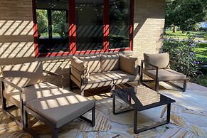 Mid-century Dream Home < Half-mile to Beach!