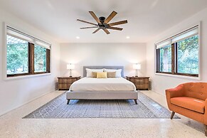 Mid-century Dream Home < Half-mile to Beach!