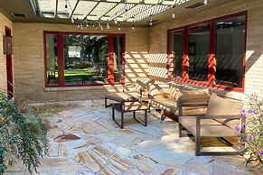 Mid-century Dream Home < Half-mile to Beach!