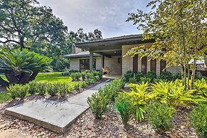 Mid-century Dream Home < Half-mile to Beach!