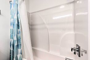 Mid-century Dream Home < Half-mile to Beach!