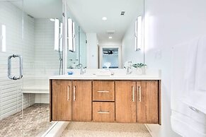 Mid-century Dream Home < Half-mile to Beach!