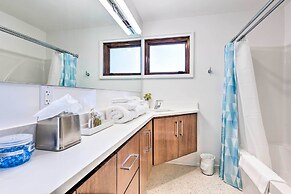 Mid-century Dream Home < Half-mile to Beach!