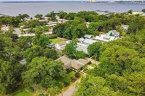 Mid-century Dream Home < Half-mile to Beach!