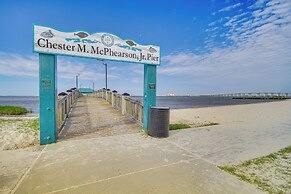 Mid-century Dream Home < Half-mile to Beach!