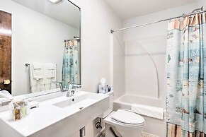 Mid-century Dream Home < Half-mile to Beach!