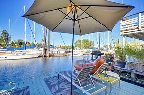 Portland Floating Home Getaway w/ Sauna!