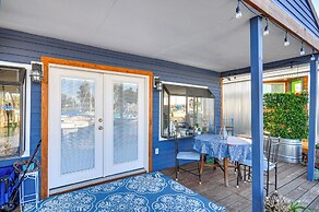 Portland Floating Home Getaway w/ Sauna!