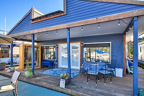 Portland Floating Home Getaway w/ Sauna!