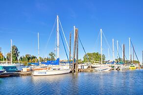 Portland Floating Home Getaway w/ Sauna!