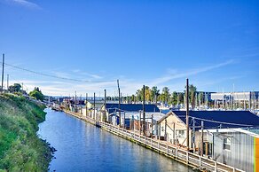 Portland Floating Home Getaway w/ Sauna!