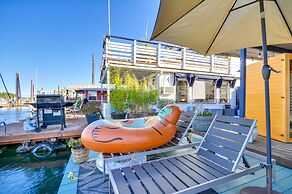 Portland Floating Home Getaway w/ Sauna!