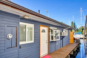 Portland Floating Home Getaway w/ Sauna!