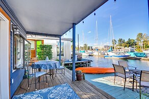 Portland Floating Home Getaway w/ Sauna!