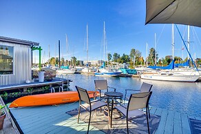 Portland Floating Home Getaway w/ Sauna!