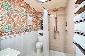 Portland Floating Home Getaway w/ Sauna!