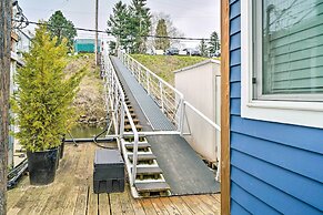 Portland Floating Home Getaway w/ Sauna!
