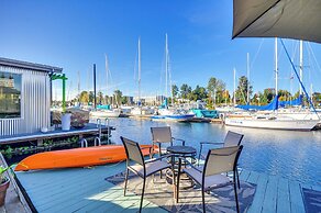 Portland Floating Home Getaway w/ Sauna!