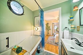 Portland Floating Home Getaway w/ Sauna!