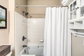 Bright St Simons Island Condo w/ Shared Pool!