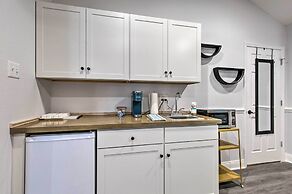 Downtown Ocean Springs Retreat: 1 Mi to Beach!