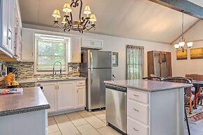 Beautiful Home With Mountain-view Deck + Smart TV