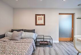 Sleek Modern Home w/ Patio, 8 Mi to Dtwn Seattle!