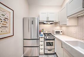 Sleek Modern Home w/ Patio, 8 Mi to Dtwn Seattle!