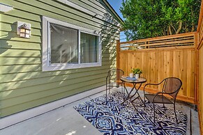 Sleek Modern Home w/ Patio, 8 Mi to Dtwn Seattle!