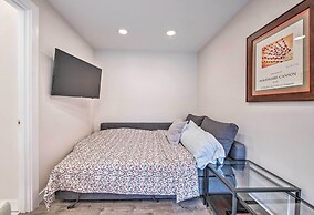 Sleek Modern Home w/ Patio, 8 Mi to Dtwn Seattle!