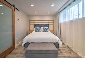 Sleek Modern Home w/ Patio, 8 Mi to Dtwn Seattle!