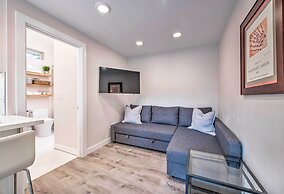 Sleek Modern Home w/ Patio, 8 Mi to Dtwn Seattle!