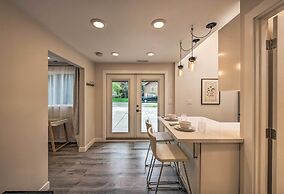 Sleek Modern Home w/ Patio, 8 Mi to Dtwn Seattle!