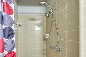 Home in Temple w/ Screened Porch + Gas Fireplace!