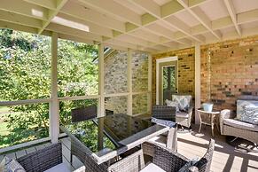 Charming Duplex: 12 Mi to UGA & Sanford Stadium!