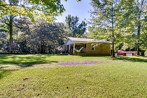 Charming Duplex: 12 Mi to UGA & Sanford Stadium!
