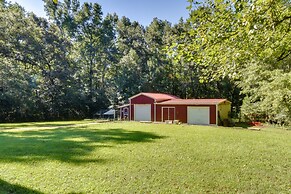 Charming Duplex: 12 Mi to UGA & Sanford Stadium!