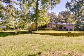 Charming Duplex: 12 Mi to UGA & Sanford Stadium!