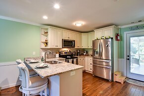 Charming Duplex: 12 Mi to UGA & Sanford Stadium!