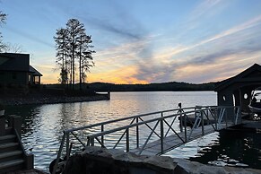 Waterfront Escape on Blue Ridge Lake w/ Dock!