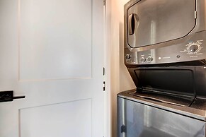 Modern Atlanta Townhome Rental ~ 2 Mi to Downtown!