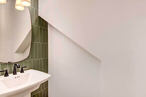 Modern Atlanta Townhome Rental ~ 2 Mi to Downtown!