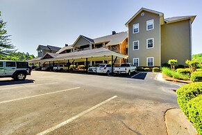 Kingwood Resort Condo w/ Golf Course Views!