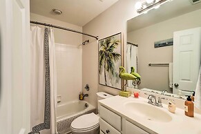 3rd-floor Riverfront Condo: Walk to Downtown Eats!