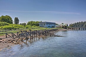 Waterfront Apt w/ Mtn View, Walk Into Town!