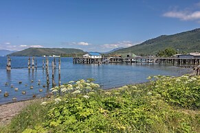 Waterfront Apt w/ Mtn View, Walk Into Town!